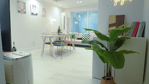 Haeundae / Free Pick-up & Parking / OTT / 10 ppl / 3 Bed Room / 4 Queen Bed / Baby Product | Living area - Stay Busan (Busan)
