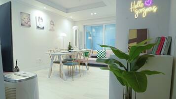 ํด์ด๋ / ํด๋ณ ์ด์ฐจ / ์ฌ ๋ฆฌ๋ชจ๋ธ๋ง / ํฝ์
&์ฃผ์ฐจ / ํํฐ&๋๋ฐฉ / 10๋ช
/ 4 ํธ๋ฒ ๋ / 3 ๋ฃธ / ์ก์ ์ฉํ | ๊ฑฐ์ค ๊ณต๊ฐ | TV, ์ฅ๋๊ฐ