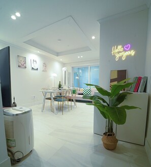 Haeundae / Free Pick-up & Parking / OTT / 10 ppl / 3 Bed Room / 4 Queen Bed / Baby Product | Oppholdsområde | TV og leker