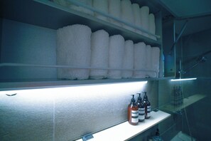 Haeundae / Free Pick-up & Parking / OTT / 10 ppl / 3 Bed Room / 4 Queen Bed / Baby Product | Bathroom | Slippers - Stay Busan (Busan)