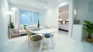 Haeundae / Free Pick-up & Parking / OTT / 10 ppl / 3 Bed Room / 4 Queen Bed / Baby Product | Living area - Stay Busan (Busan)