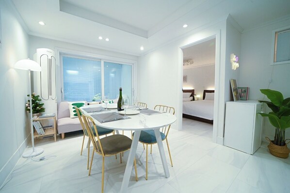 Haeundae / Free Pick-up & Parking / OTT / 10 ppl / 3 Bed Room / 4 Queen Bed / Baby Product | Wohnbereich