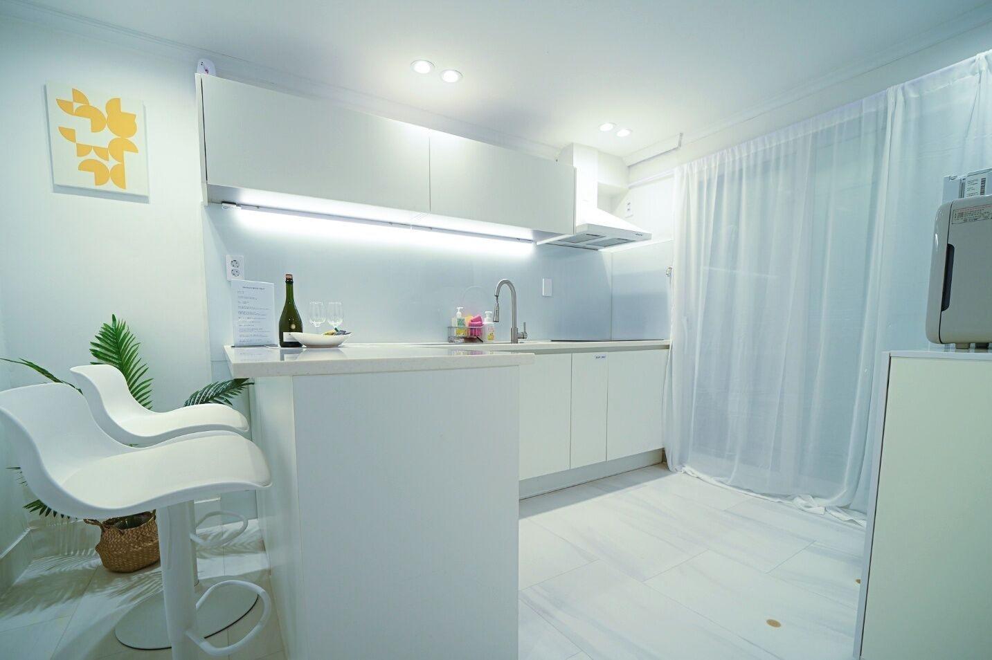 Haeundae / Free Pick-up & Parking / OTT / 10 ppl / 3 Bed Room / 4 Queen Bed / Baby Product | Private kitchen | Shared fridge, microwave, highchair
