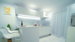 Haeundae / Free Pick-up & Parking / OTT / 10 ppl / 3 Bed Room / 4 Queen Bed / Baby Product | Private kitchen - Stay Busan (Busan)