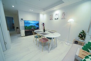 Haeundae / Free Pick-up & Parking / OTT / 10 ppl / 3 Bed Room / 4 Queen Bed / Baby Product | Wohnbereich