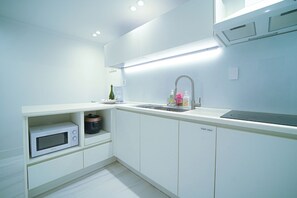 Haeundae / Free Pick-up & Parking / OTT / 10 ppl / 3 Bed Room / 4 Queen Bed / Baby Product | Cocina privada | Refrigerador, microondas y periquera 