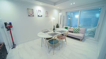 Haeundae / Free Pick-up & Parking / OTT / 10 ppl / 3 Bed Room / 4 Queen Bed / Baby Product | Living area | TV, toys