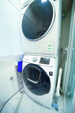 Haeundae / Free Pick-up & Parking / OTT / 10 ppl / 3 Bed Room / 4 Queen Bed / Baby Product | Eigene Küche