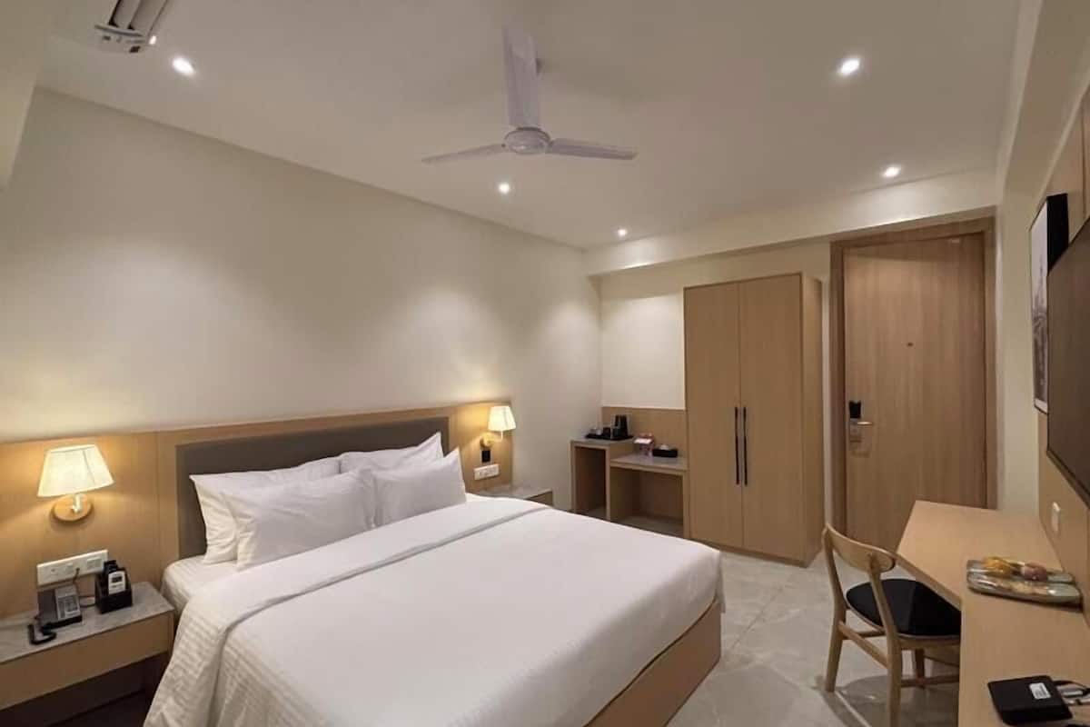 In-room safe, desk, iron/ironing board (on request)