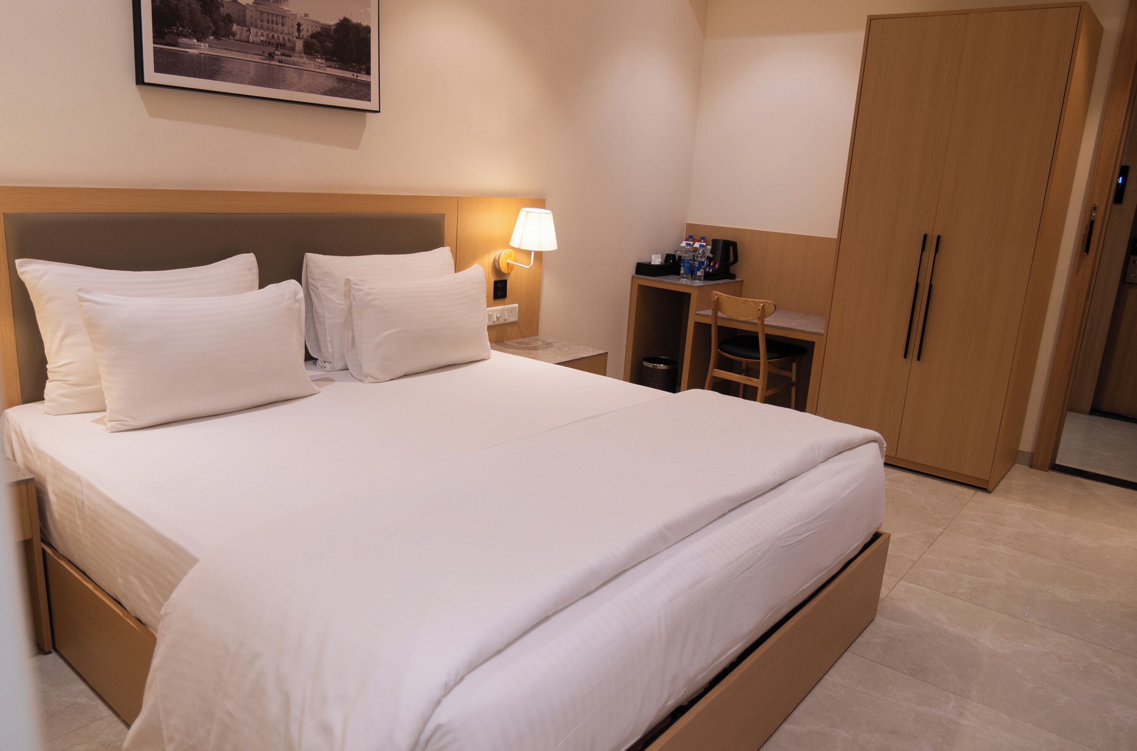 Deluxe kamer | Een kluis op de kamer, een bureau, een strijkplank/strijkijzer
