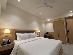 ห้องดีลักซ์ | ตู้นิรภัยในห้องพัก, โต๊ะทำงาน, เตารีด/โต๊ะรีดผ้า, เตียงเสริม/เปล