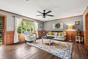 TV, fireplace, books - Inn The Mountains: 3BR Gatlinburg*Firepit*Hot Tub*Privacy + Quiet! (Gatlinburg)