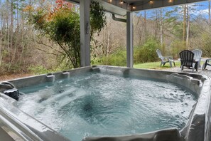 Outdoor spa tub - Inn The Mountains: 3BR Gatlinburg*Firepit*Hot Tub*Privacy + Quiet! (Gatlinburg)