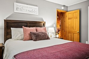 3 bedrooms, desk, free WiFi, bed sheets - Inn The Mountains: 3BR Gatlinburg*Firepit*Hot Tub*Privacy + Quiet! (Gatlinburg)