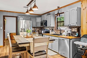 Een koelkast, een magnetron, een oven, een kookplaat