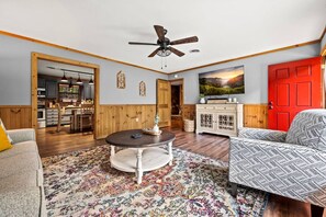 Fernseher, Kamin, Bücher