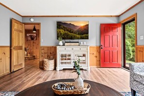 Een televisie, een open haard en boeken