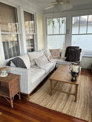 スマートテレビ、暖炉、書庫、ミュージックライブラリ