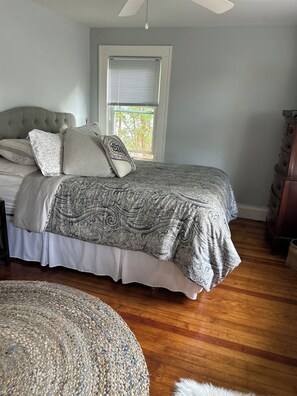 3 bedrooms, desk, iron/ironing board, free WiFi