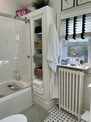 Hair dryer, towels, soap, shampoo - Comfortable 3-bedroom house in Red Bank, close to town, restaurants and beaches (Red Bank)