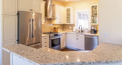 Charming 3-bedroom family home with WiFi and AC in Vineyard Haven.