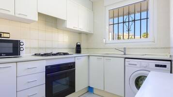 House, 3 Bedrooms | Private kitchen