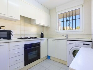 House, 3 Bedrooms | Private kitchen