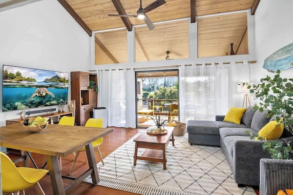Spacious Living Area: Bright, airy space with vaulted ceilings and seamless access to the covered lanai with stunning ocean and golf course views
