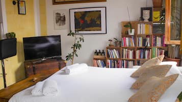 Basic Apartment | Living area