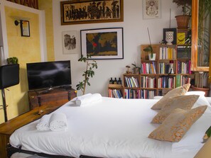 Basic Apartment | Living area