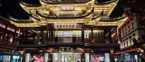 Un edificio tradicional chino con arquitectura elaborada y un letrero que indica que es un sitio de patrimonio cultural.