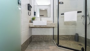 Shower, hair dryer, slippers, towels - Jinglai Hotel Shanghai Bund Branch (Shanghai)