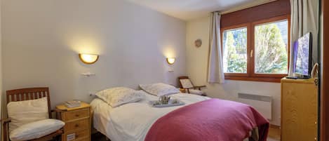 Standard Apartment, Multiple Bedrooms, 2 Bathrooms, Mountainside (Andorra Stunning Views Apartment) | 2 bedrooms, iron/ironing board, free WiFi, bed sheets