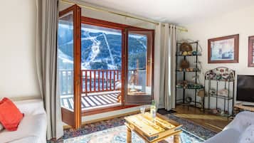 標準公寓, 2 間臥室, 2 間浴室, 山間 (Andorra Stunning Views Apartment) | 客廳 | 21-吋平面電視,提供有線頻道