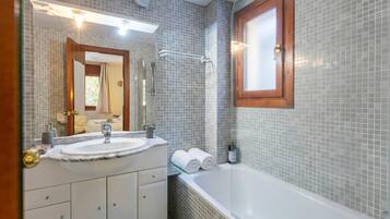 Standard Apartment, Multiple Bedrooms, 2 Bathrooms, Mountainside (Andorra Stunning Views Apartment) | Bathroom | Combined shower/tub, hair dryer, towels, soap