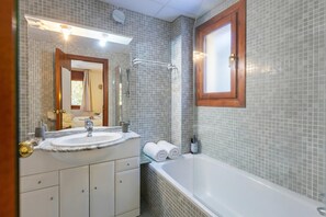 Standard Apartment, Multiple Bedrooms, 2 Bathrooms, Mountainside (Andorra Stunning Views Apartment) | Bathroom - Andorra Stunning Views Apartment (El Tarter)