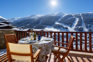 Outdoor dining - Andorra Stunning Views Apartment (El Tarter)