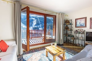 21-inch flat-screen TV with cable channels - Andorra Stunning Views Apartment (El Tarter)