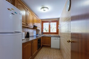 Fridge, microwave, oven, stovetop - Andorra Stunning Views Apartment (El Tarter)