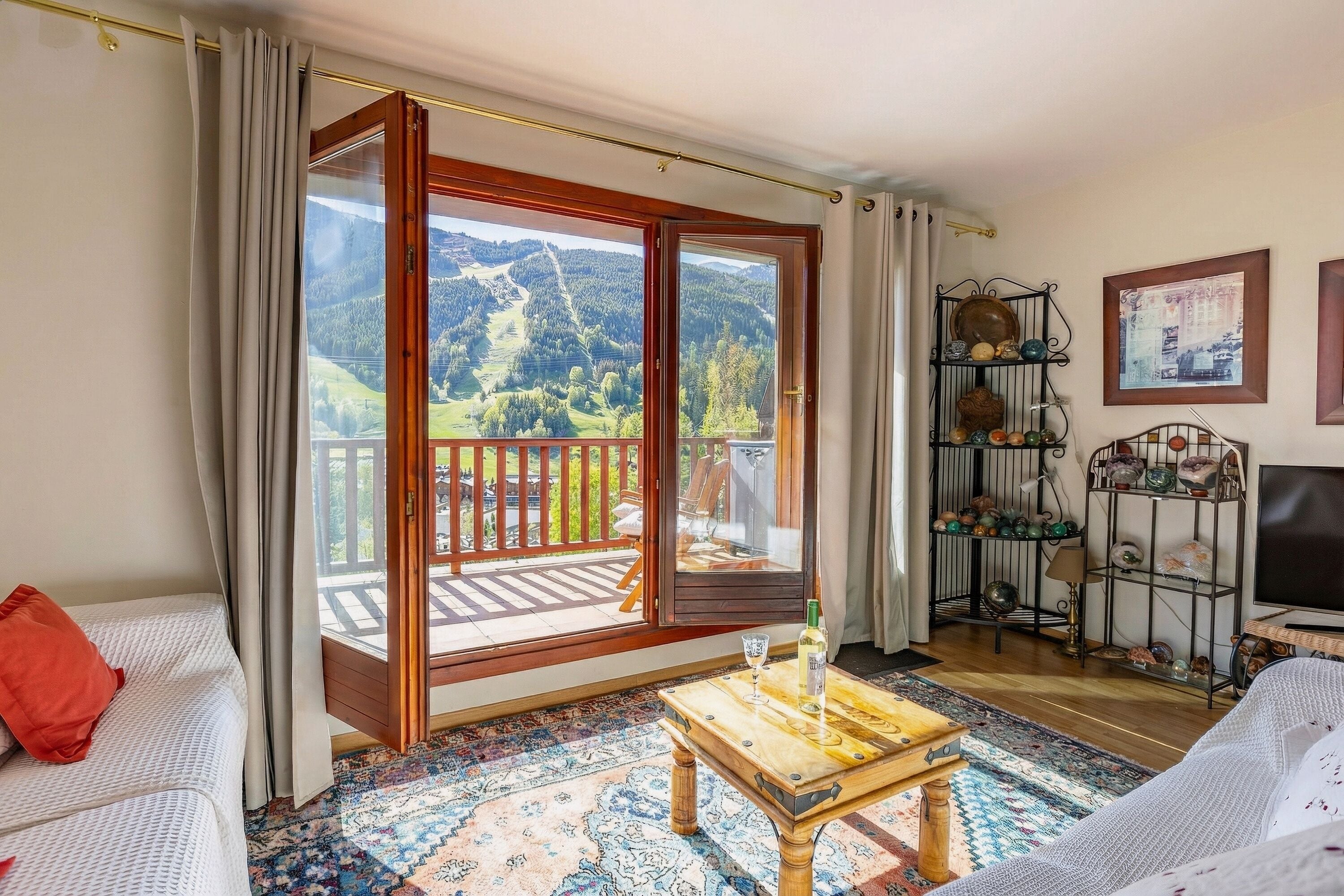 Standard Apartment, Multiple Bedrooms, 2 Bathrooms, Mountainside (Andorra Stunning Views Apartment) | Living area | 21-inch flat-screen TV with cable channels
