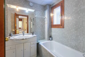 Standard Apartment, Multiple Bedrooms, 2 Bathrooms, Mountainside (Andorra Stunning Views Apartment) | Bathroom | Combined shower/bathtub, hair dryer, towels, soap - Andorra Stunning Views Apartment (El Tarter)
