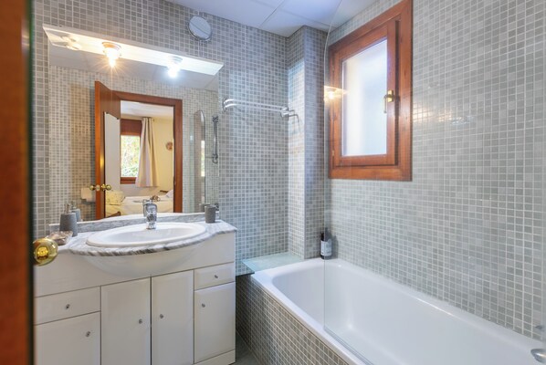 Standaard appartement, meerdere slaapkamers, 2 badkamers (Andorra Stunning Views Apartment) | Badkamer | Een bad/douchecombinatie, een haardroger, handdoeken, zeep