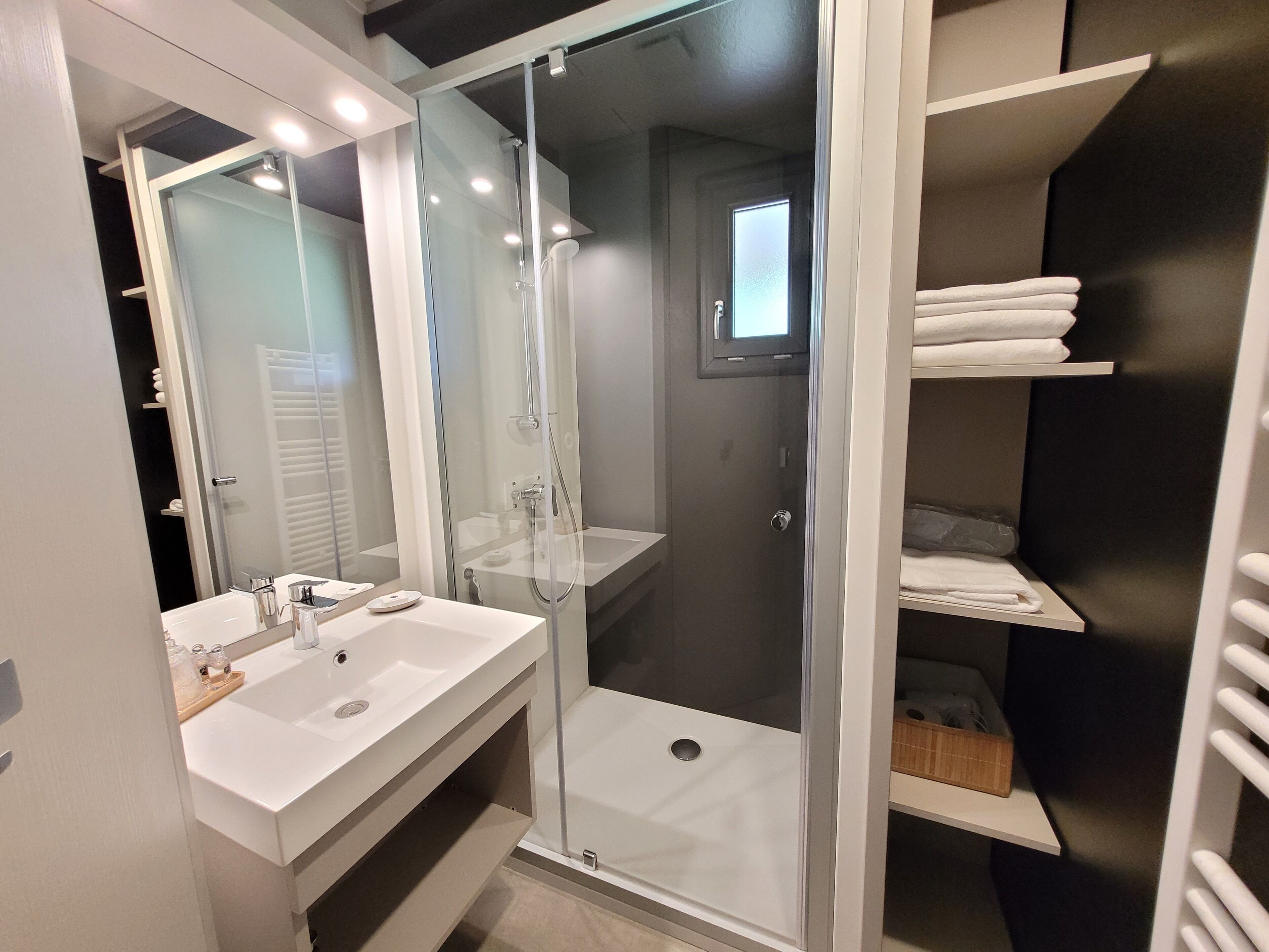Een douche, een haardroger, handdoeken, zeep