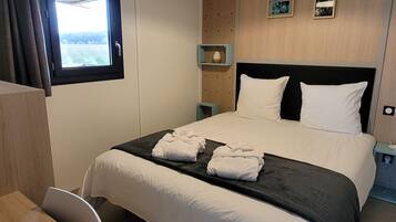 2 chambres, bureau, fer et planche Ă repasser, lit parapluie