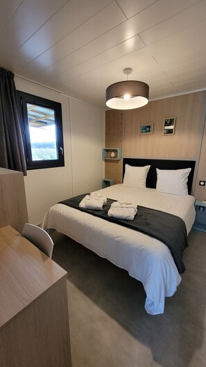 2 soverom, skrivebord, strykejern/-brett og reiseseng for barn