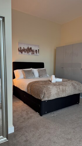 Two bed apartment by LURXURY STAYS