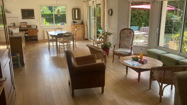 TV, books, music library, video library - Spacious and bright house on large plot 10 min walk from Pont L' Abbé (Pont-l'Abbé)