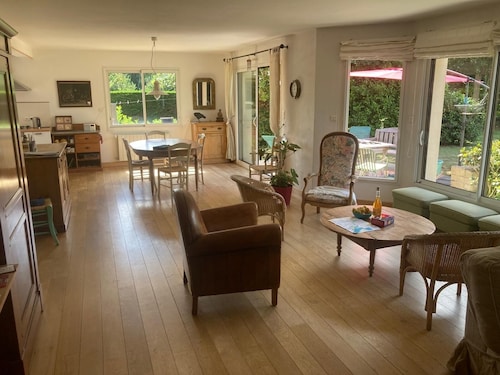 Spacious and bright house on large plot 10 min walk from Pont L' Abbé