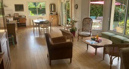 Spacious and bright house on large plot 10 min walk from Pont L' Abbé