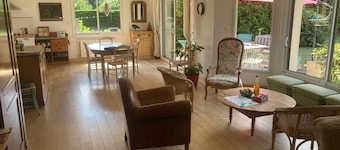 Spacious and bright house on large plot 10 min walk from Pont L' Abbé